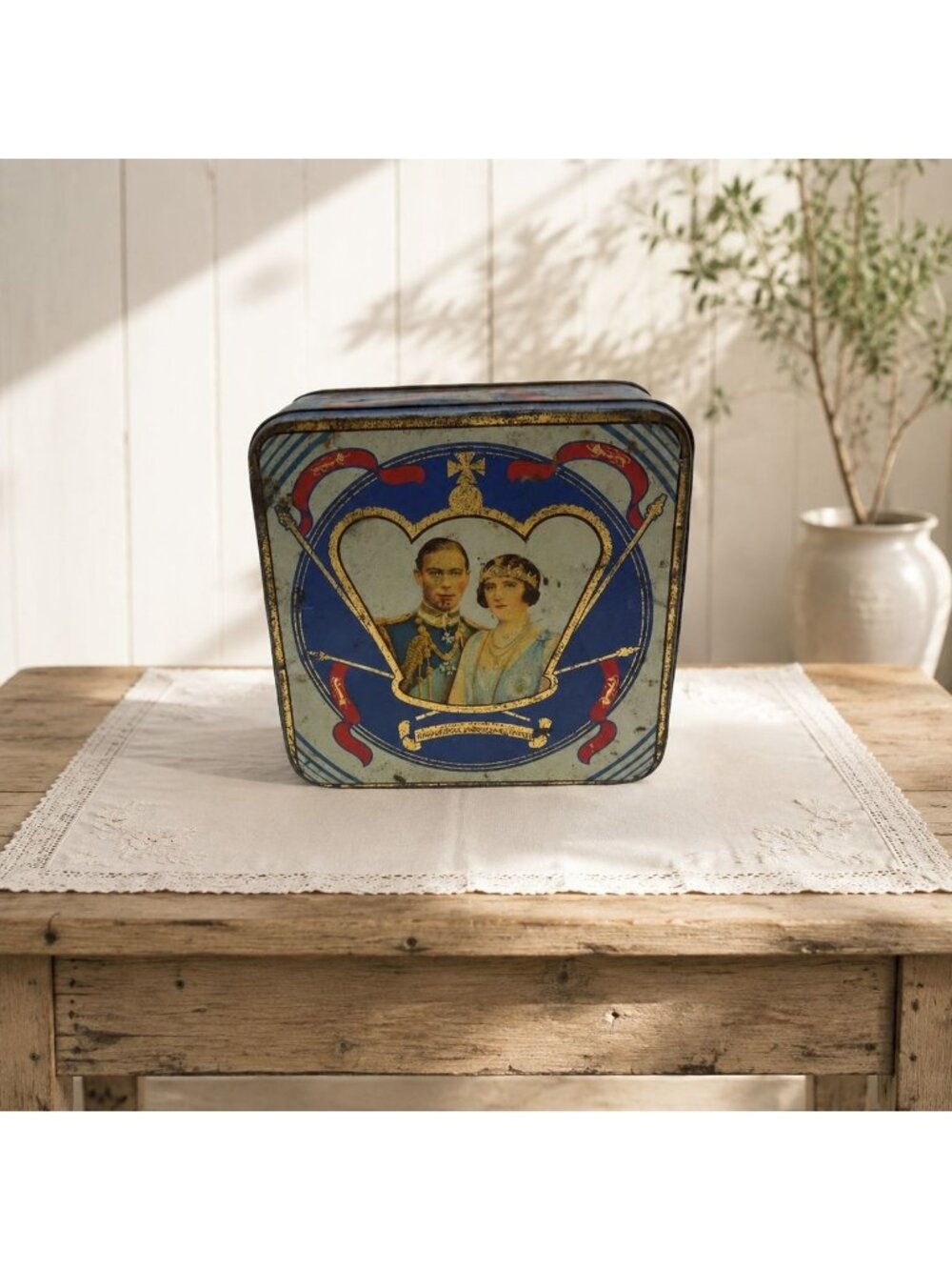 Britannia Biscuits Tin Royal Portraits & Crest Decor England Vintage 6.2"